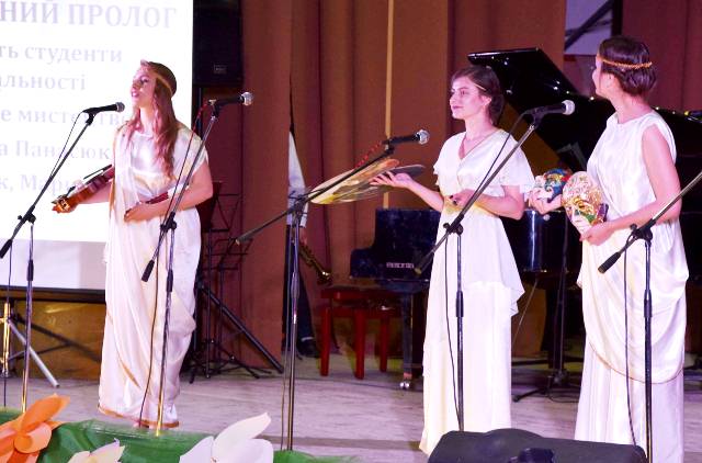 Ювілейний пролог читають Марина Бойко, Катерина Панасюк, Ілона Данилюк